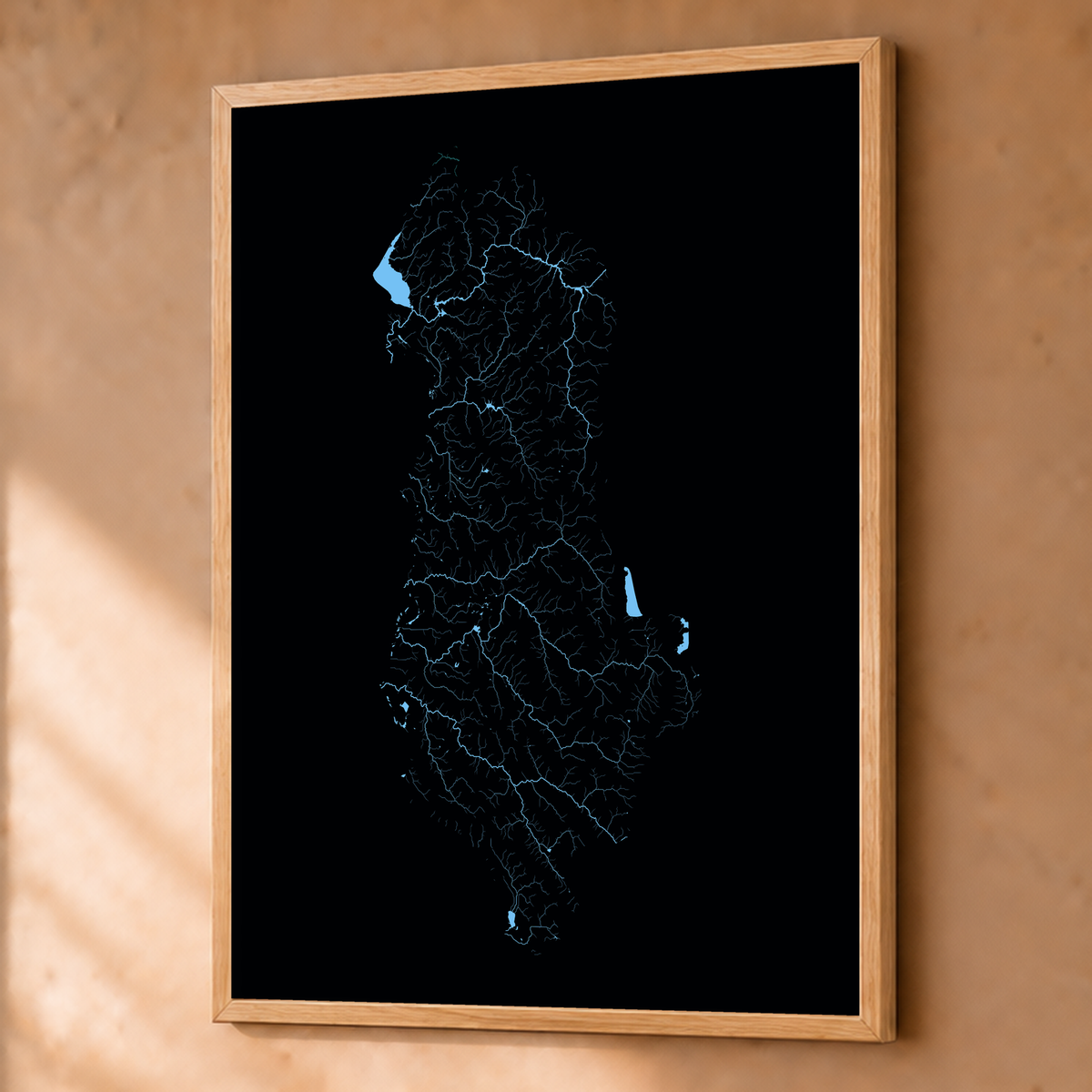 Beautiful Rivers — Albânia — Neon hidrográfico, Fine art emoldurado · 60 × 80 cm, Natural · Sem margem