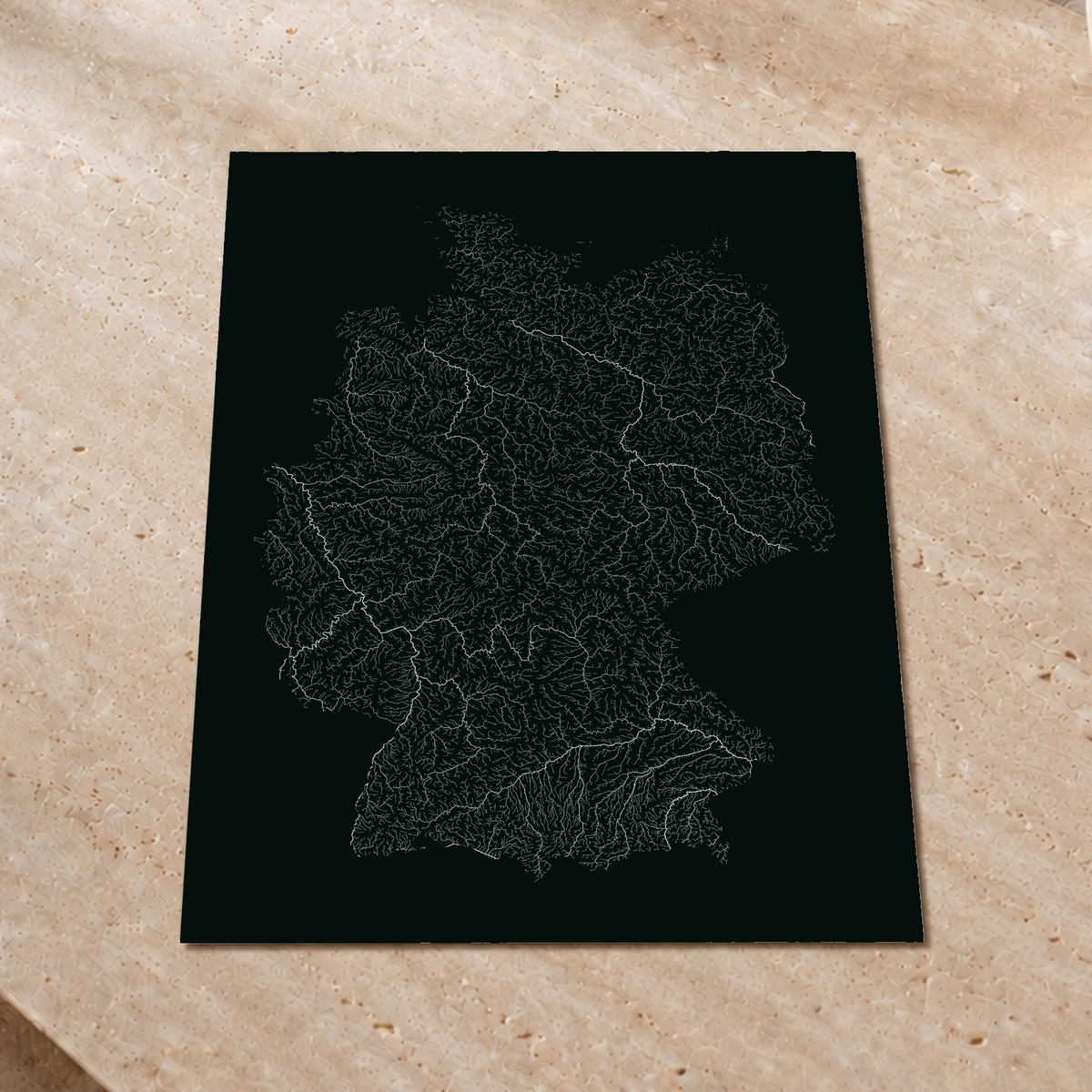 Mapa hidrográfico — Alemanha, glow, glow-poster, 60 × 80 cm, num ambiente interior premium