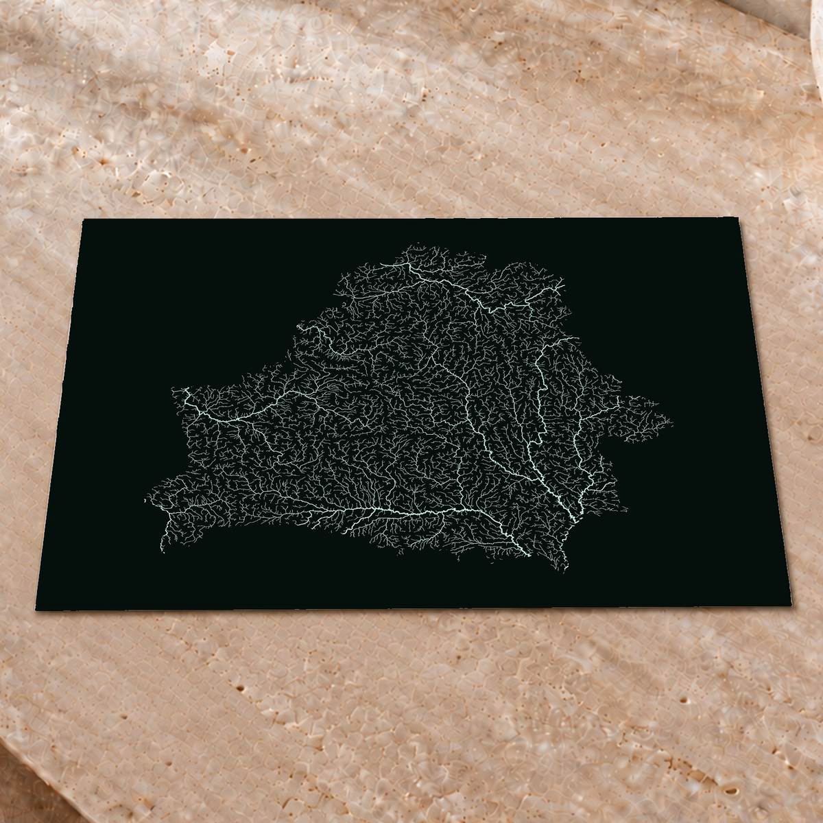 Mappa idrografica — Bielorussia, Luminescenza monocromatica, Poster fosforescente, 30 × 40 cm, in un ambiente interno elegante