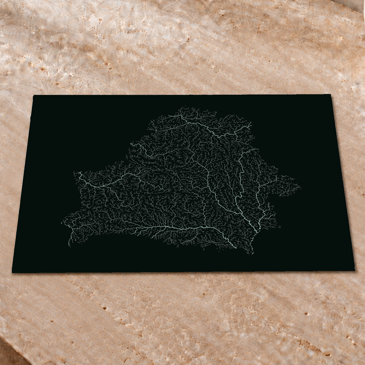 Mappa idrografica — Bielorussia, Luminescenza monocromatica, Poster fosforescente, 45 × 60 cm, in un ambiente interno elegante