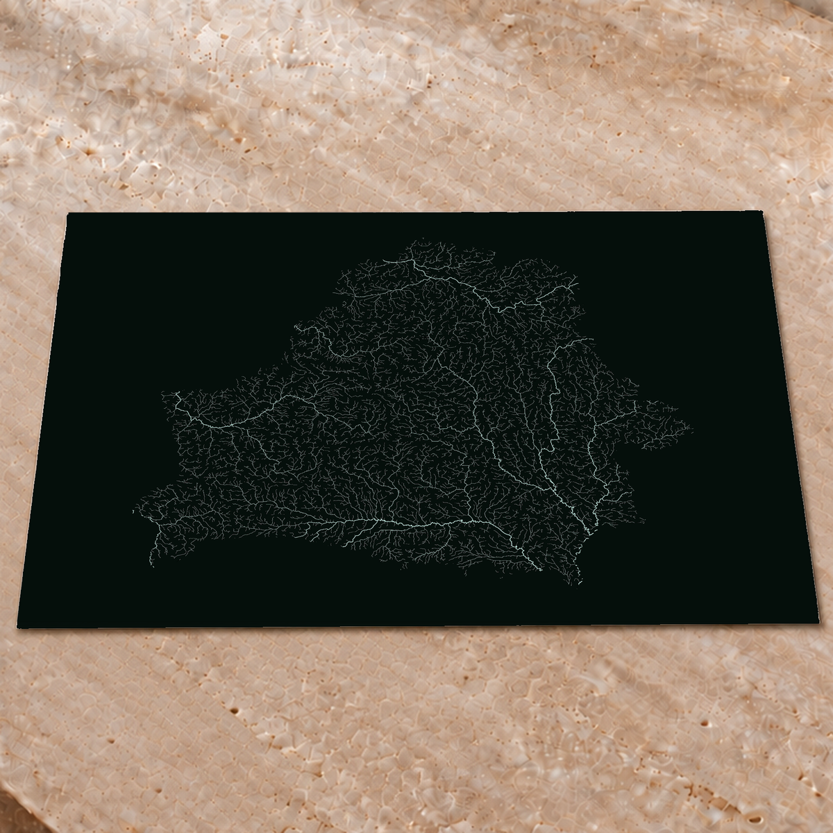 Mappa idrografica — Bielorussia, Luminescenza monocromatica, Poster fosforescente, 60 × 80 cm, in un ambiente interno elegante