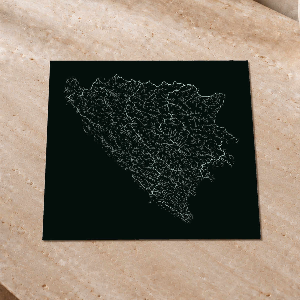 Mapa hidrográfico — Bosnia y Herzegovina, brillo monocromático, Póster fosforescente, 30 × 30 cm, en un ambiente interior premium