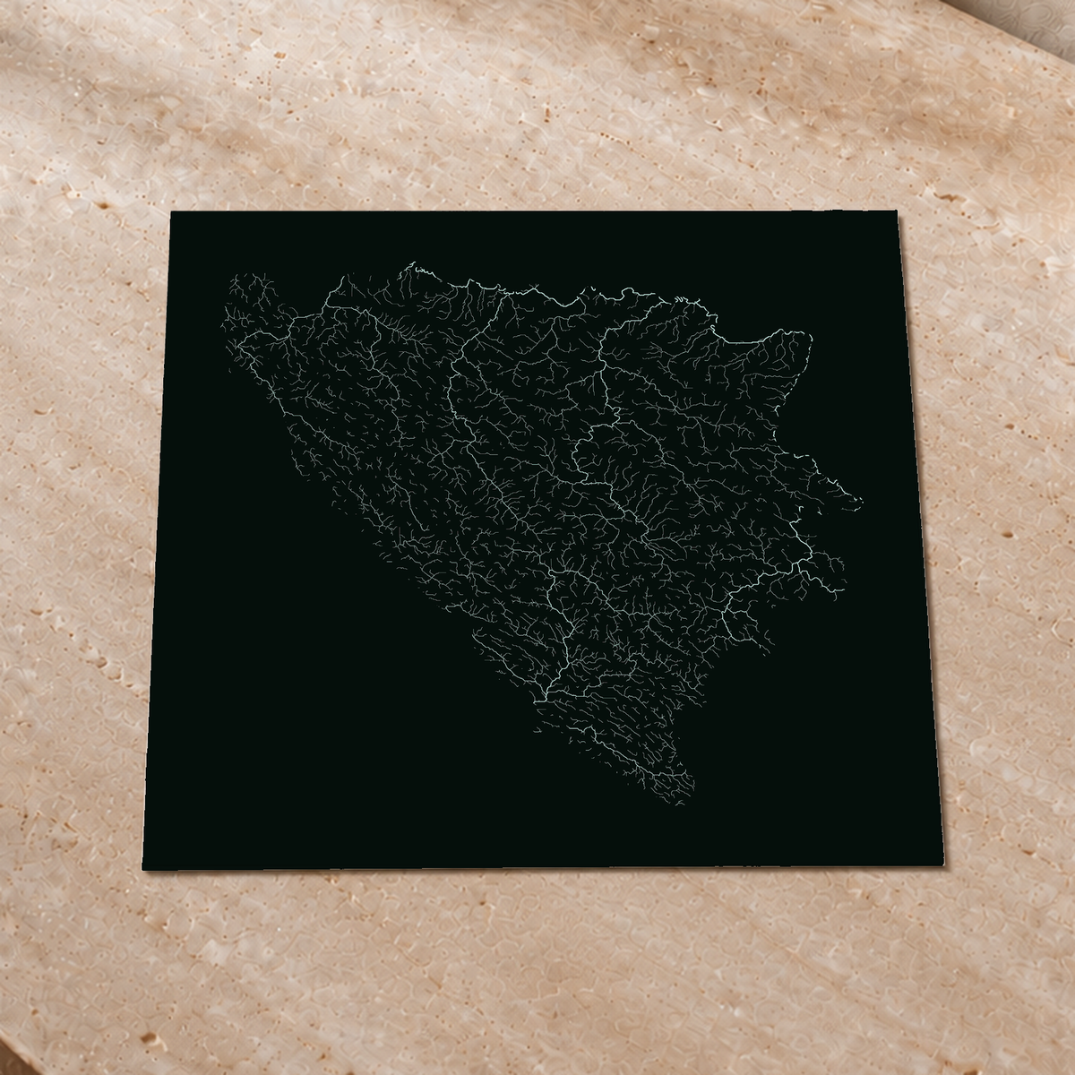 Mapa hidrográfico — Bosnia y Herzegovina, brillo monocromático, Póster fosforescente, 50 × 50 cm, en un ambiente interior premium