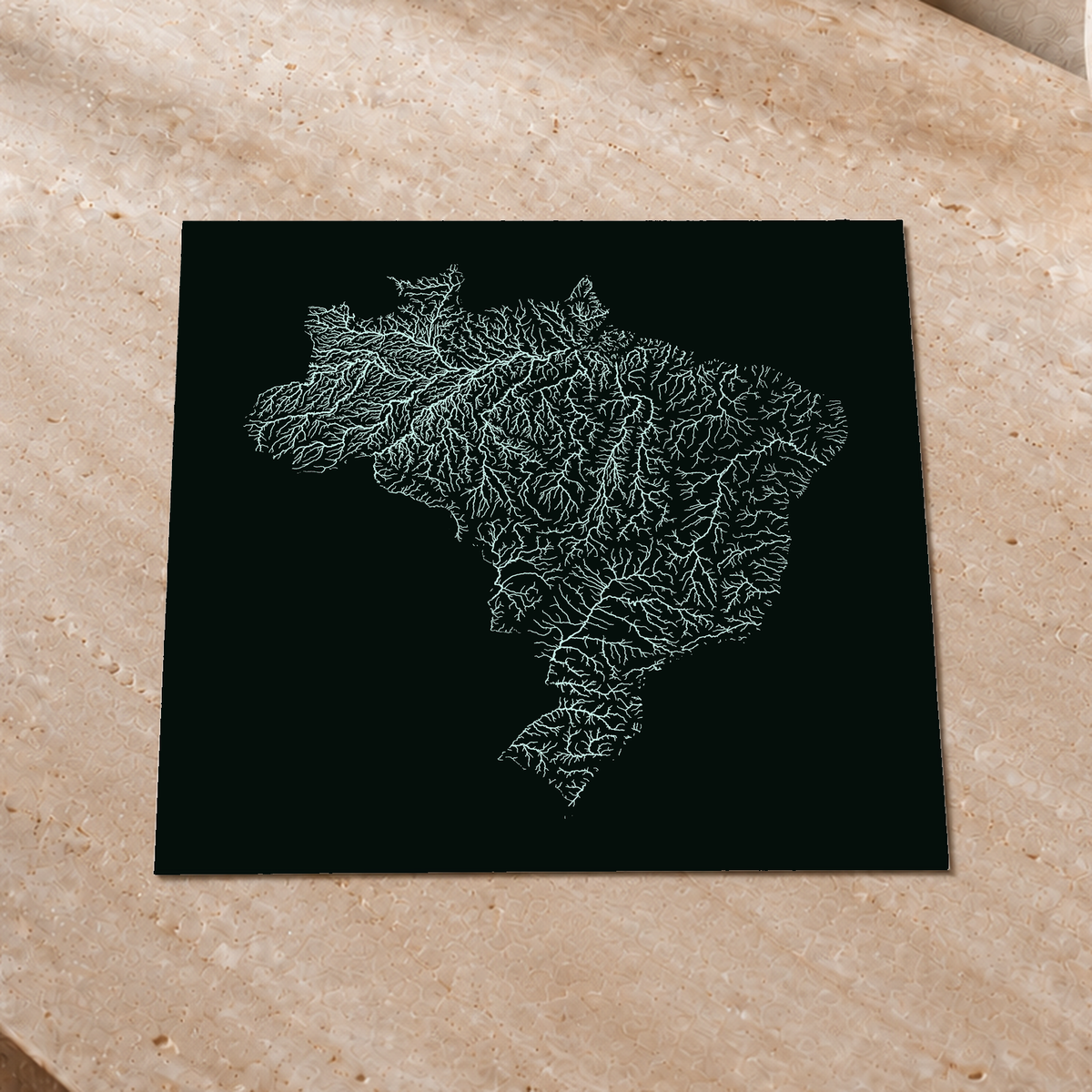 Mapa hidrográfico — Brasil, glow, glow-poster, 30 × 30 cm, num ambiente interior premium