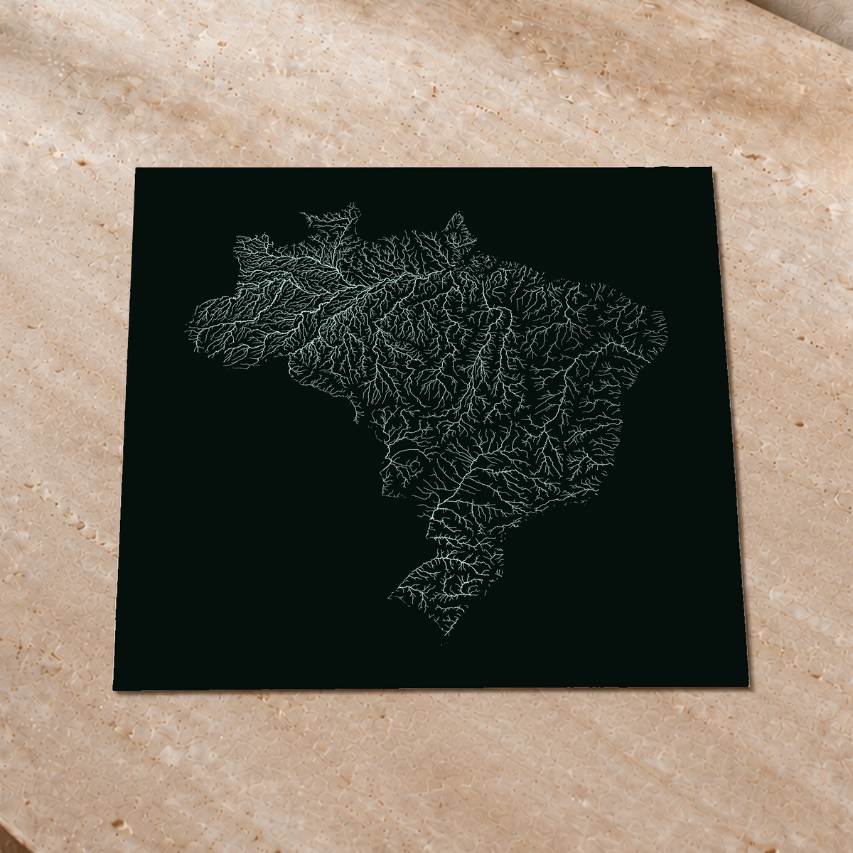 Mapa hidrográfico — Brasil, glow, glow-poster, 50 × 50 cm, num ambiente interior premium