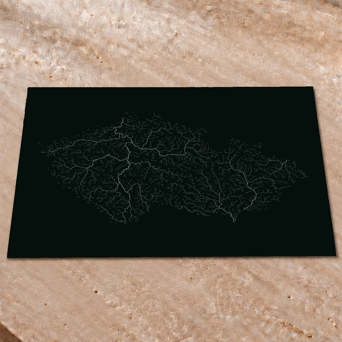 Mapa hidrográfico — Chéquia, glow, glow-poster, 60 × 80 cm, num ambiente interior premium