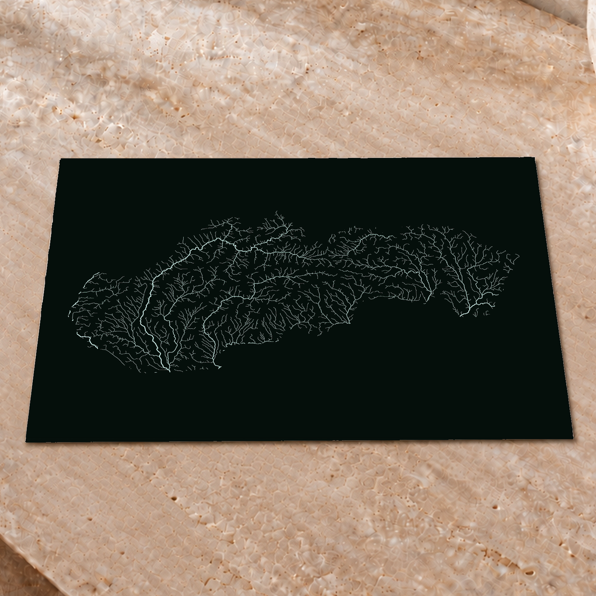 Hydrographische Karte — Slowakei, monochromes Leuchten, Nachleuchtendes Poster, 30 × 40 cm, in einem hochwertigen Interieur
