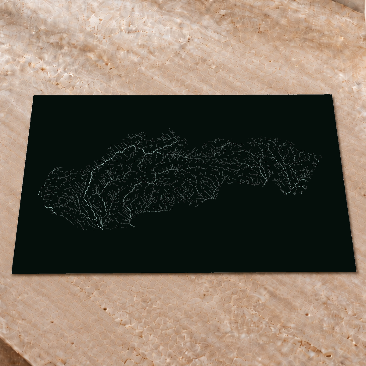 Hydrographische Karte — Slowakei, monochromes Leuchten, Nachleuchtendes Poster, 45 × 60 cm, in einem hochwertigen Interieur