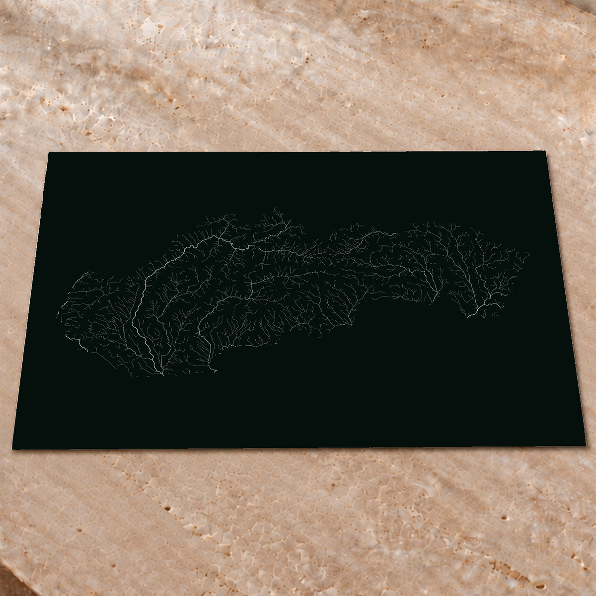 Hydrographische Karte — Slowakei, monochromes Leuchten, Nachleuchtendes Poster, 60 × 80 cm, in einem hochwertigen Interieur