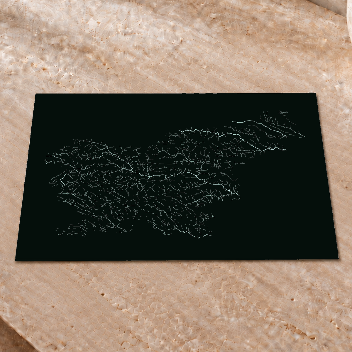 Mapa hidrográfico — Eslovenia, brillo monocromático, Póster fosforescente, 30 × 40 cm, en un ambiente interior premium