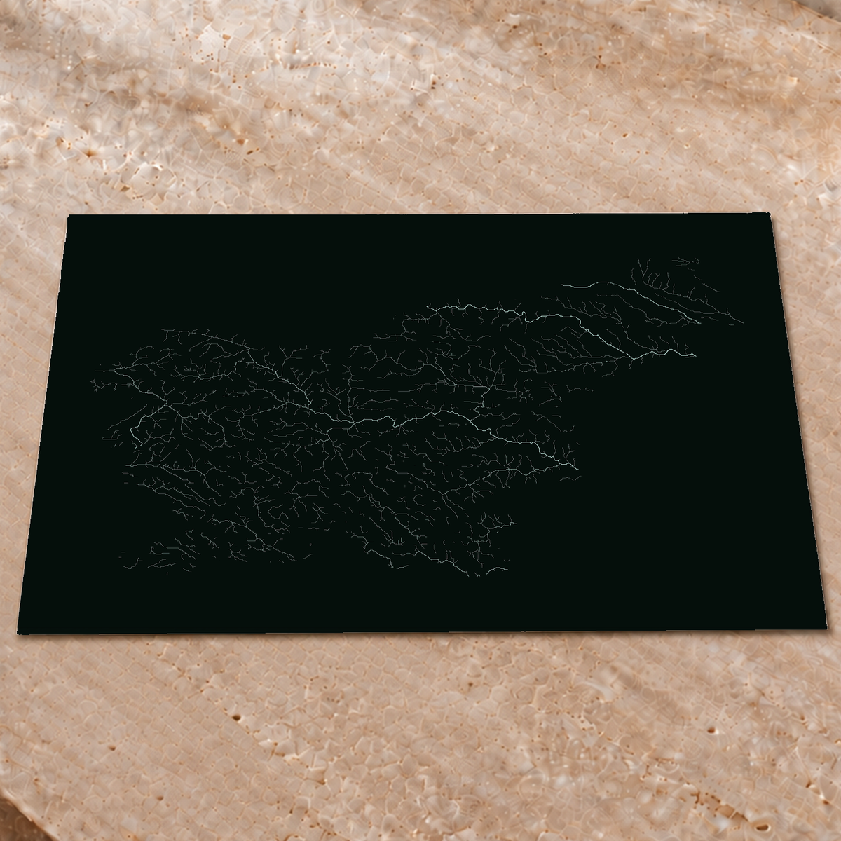 Mapa hidrográfico — Eslovenia, brillo monocromático, Póster fosforescente, 60 × 80 cm, en un ambiente interior premium