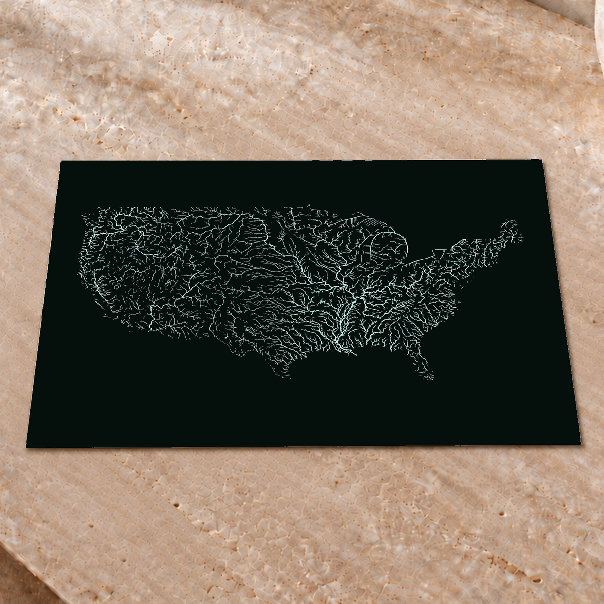 Mapa hidrográfico — Estados Unidos, brillo monocromático, Póster fosforescente, 30 × 40 cm, en un ambiente interior premium