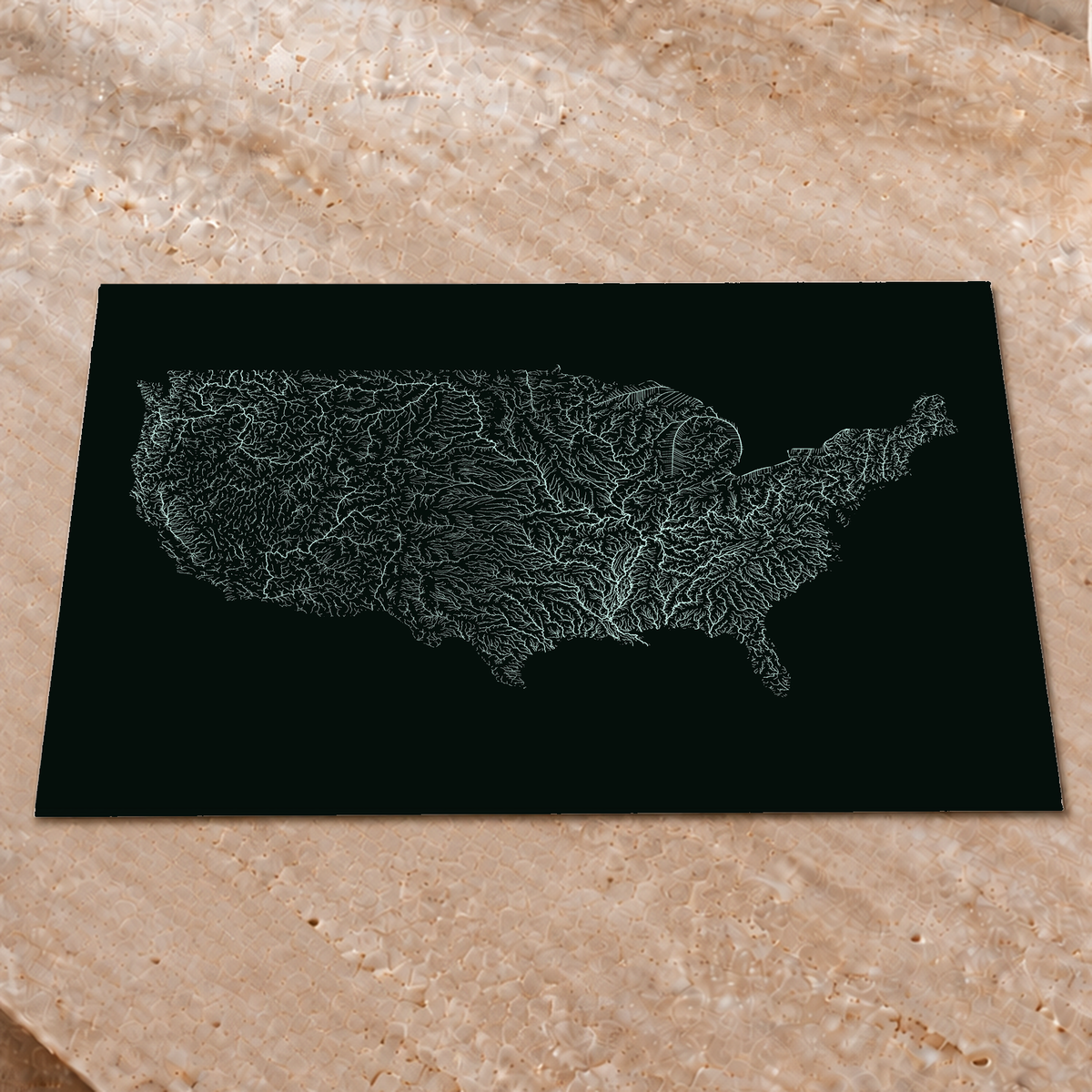 Mapa hidrográfico — Estados Unidos, brillo monocromático, Póster fosforescente, 45 × 60 cm, en un ambiente interior premium
