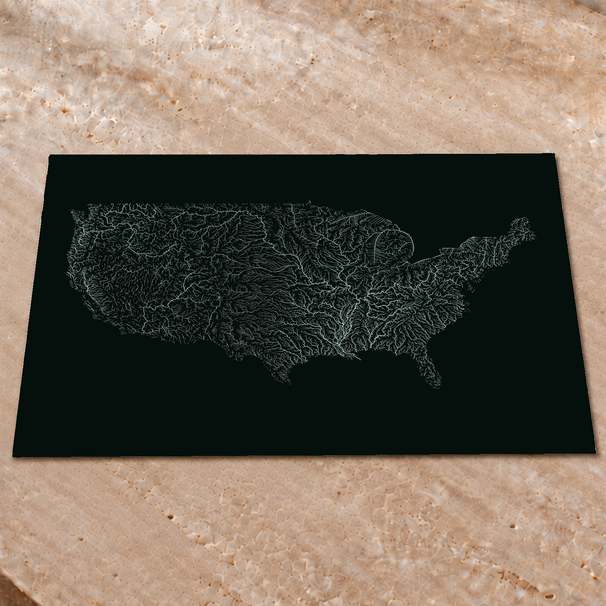 Mapa hidrográfico — Estados Unidos, brillo monocromático, Póster fosforescente, 60 × 80 cm, en un ambiente interior premium