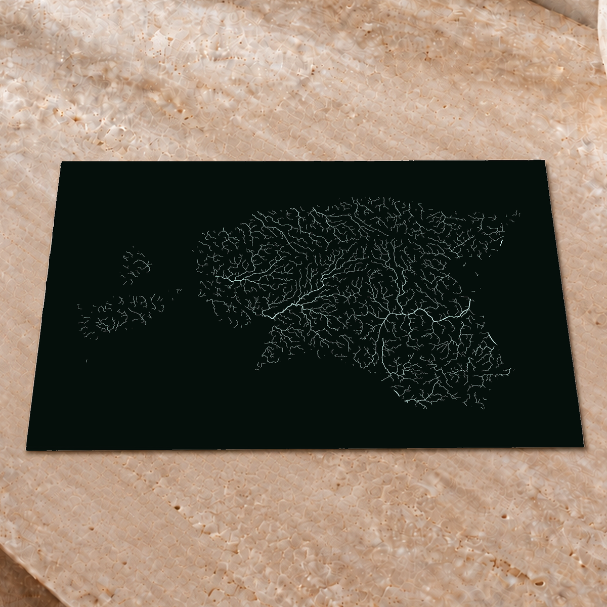 Mapa hidrográfico — Estónia, glow, glow-poster, 30 × 40 cm, num ambiente interior premium