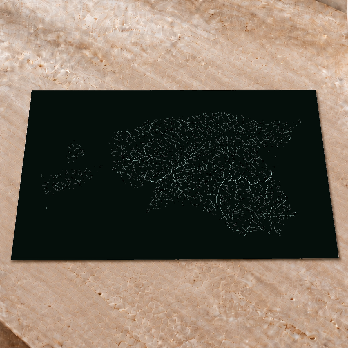 Mapa hidrográfico — Estónia, glow, glow-poster, 45 × 60 cm, num ambiente interior premium