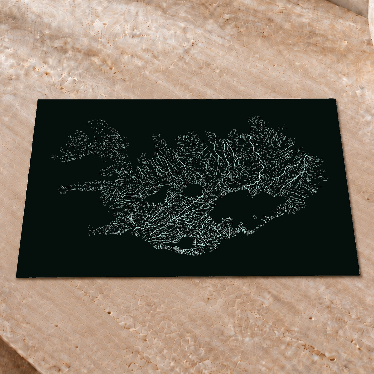 Mappa idrografica — Islanda, Luminescenza monocromatica, Poster fosforescente, 30 × 40 cm, in un ambiente interno elegante
