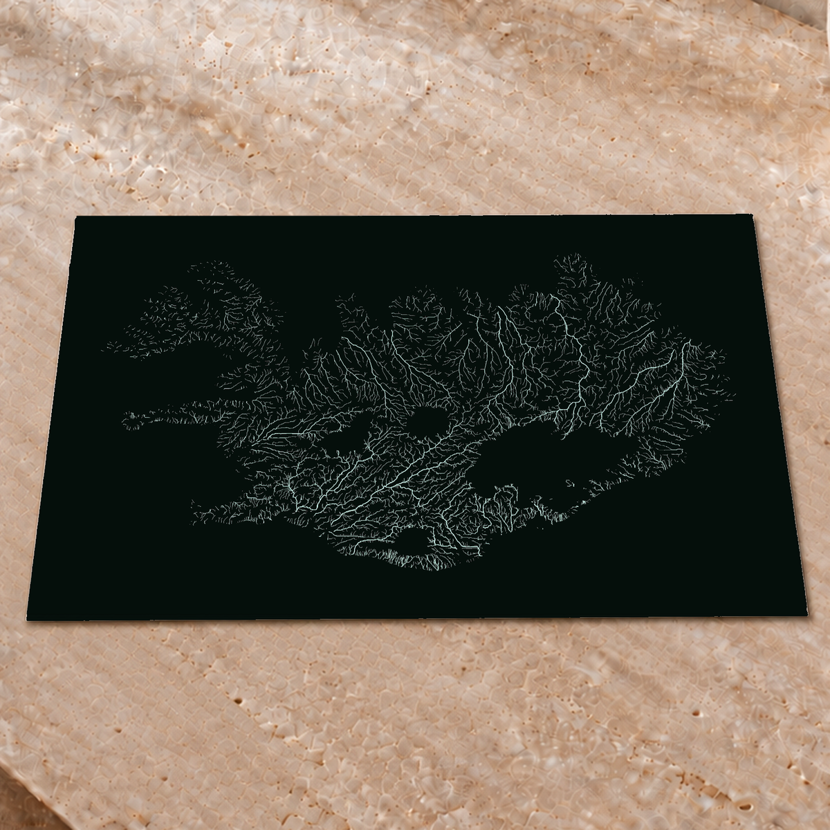 Mappa idrografica — Islanda, Luminescenza monocromatica, Poster fosforescente, 45 × 60 cm, in un ambiente interno elegante