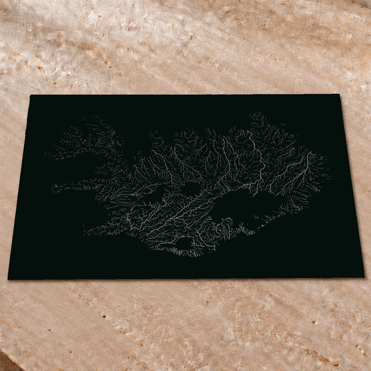Mappa idrografica — Islanda, Luminescenza monocromatica, Poster fosforescente, 60 × 80 cm, in un ambiente interno elegante