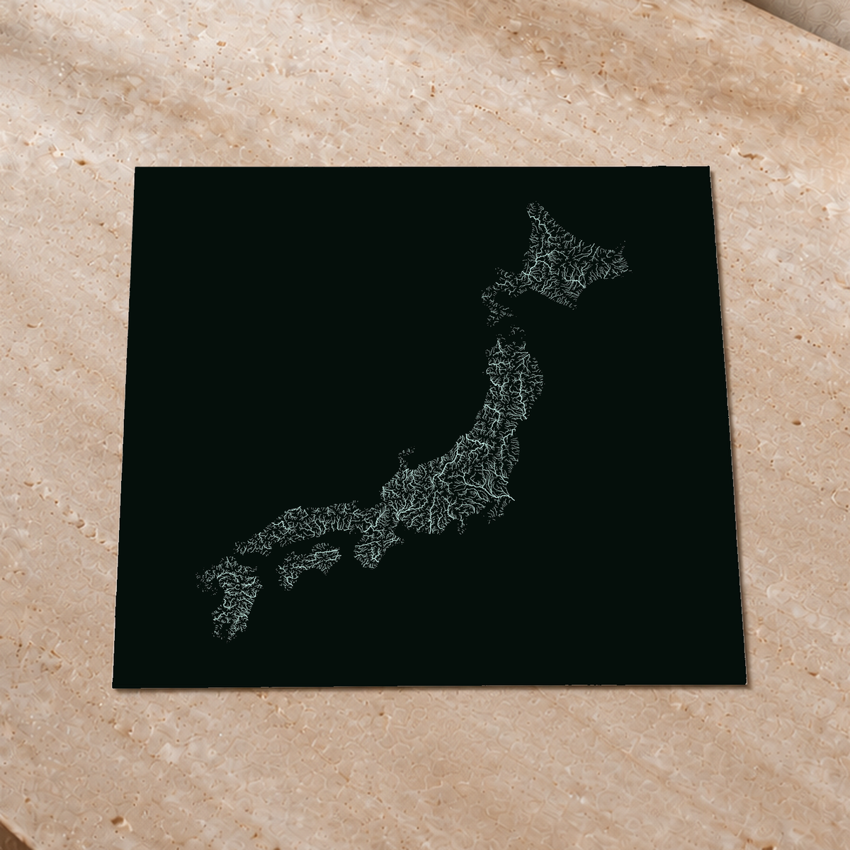 Mapa hidrográfico — Japão, glow, glow-poster, 50 × 50 cm, num ambiente interior premium