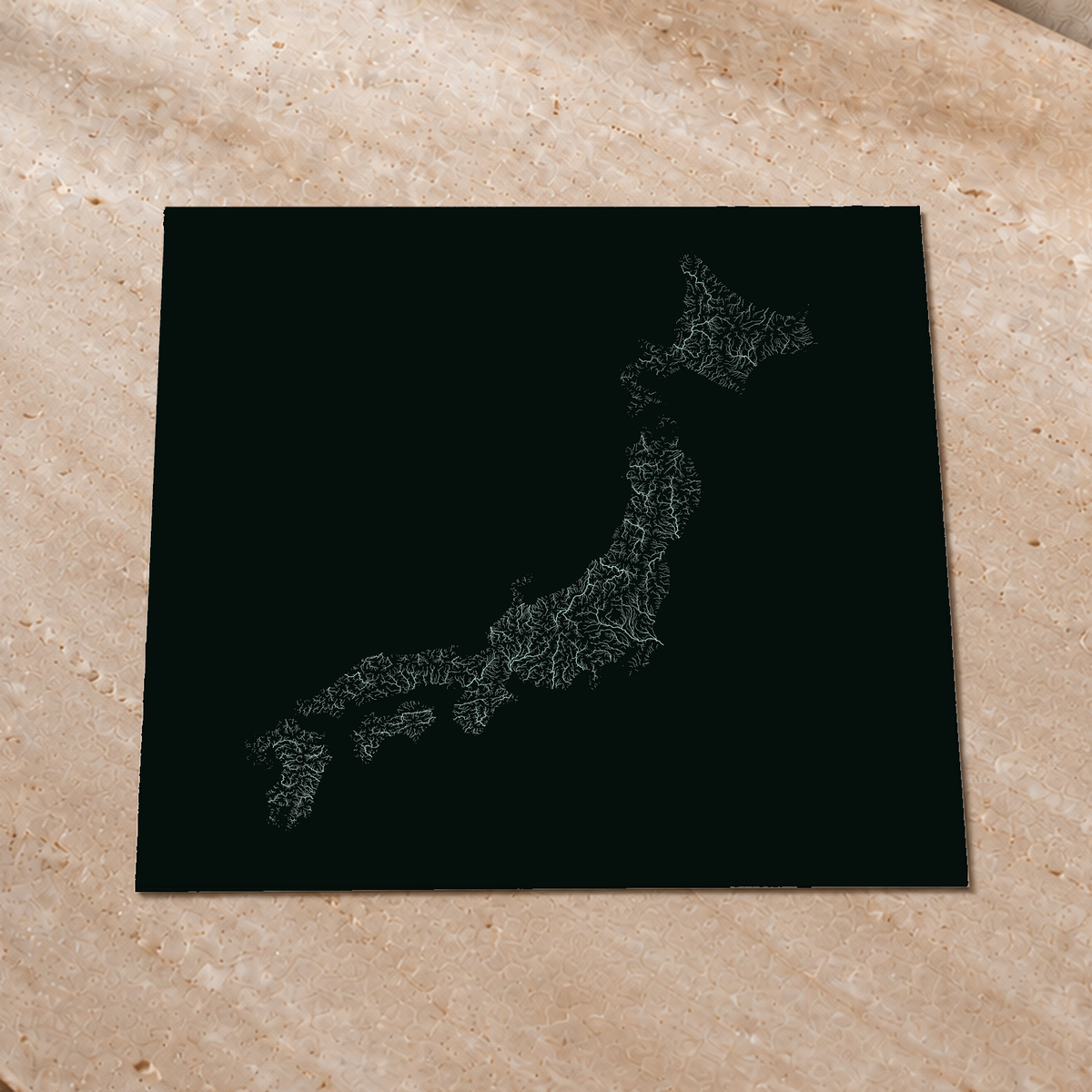 Mapa hidrográfico — Japão, glow, glow-poster, 76 × 76 cm, num ambiente interior premium