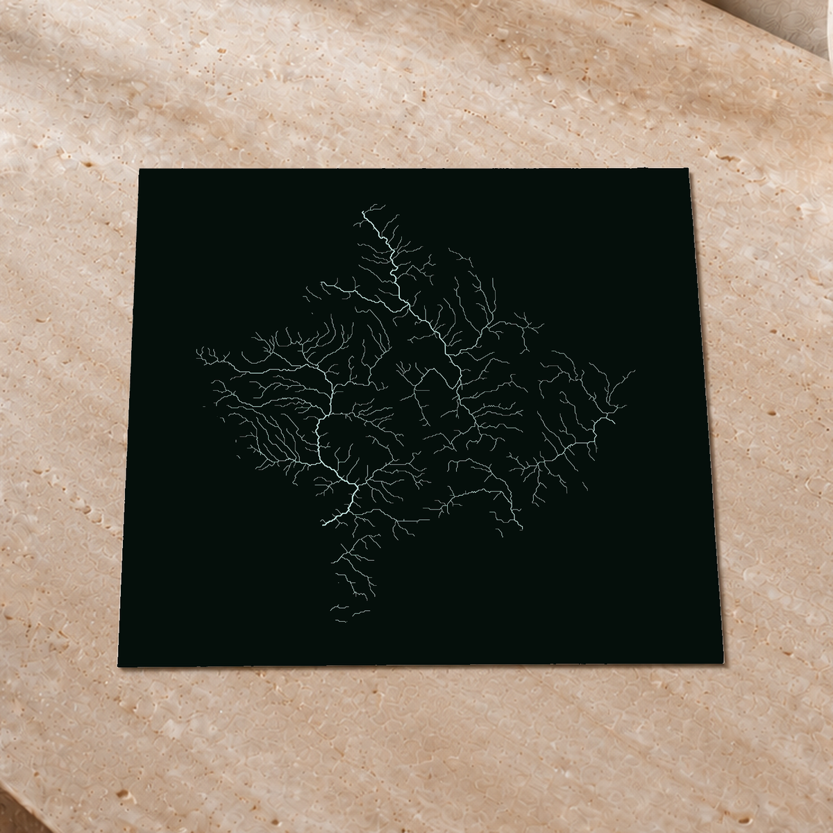 Mapa hidrográfico — Kosovo, glow, glow-poster, 30 × 30 cm, num ambiente interior premium