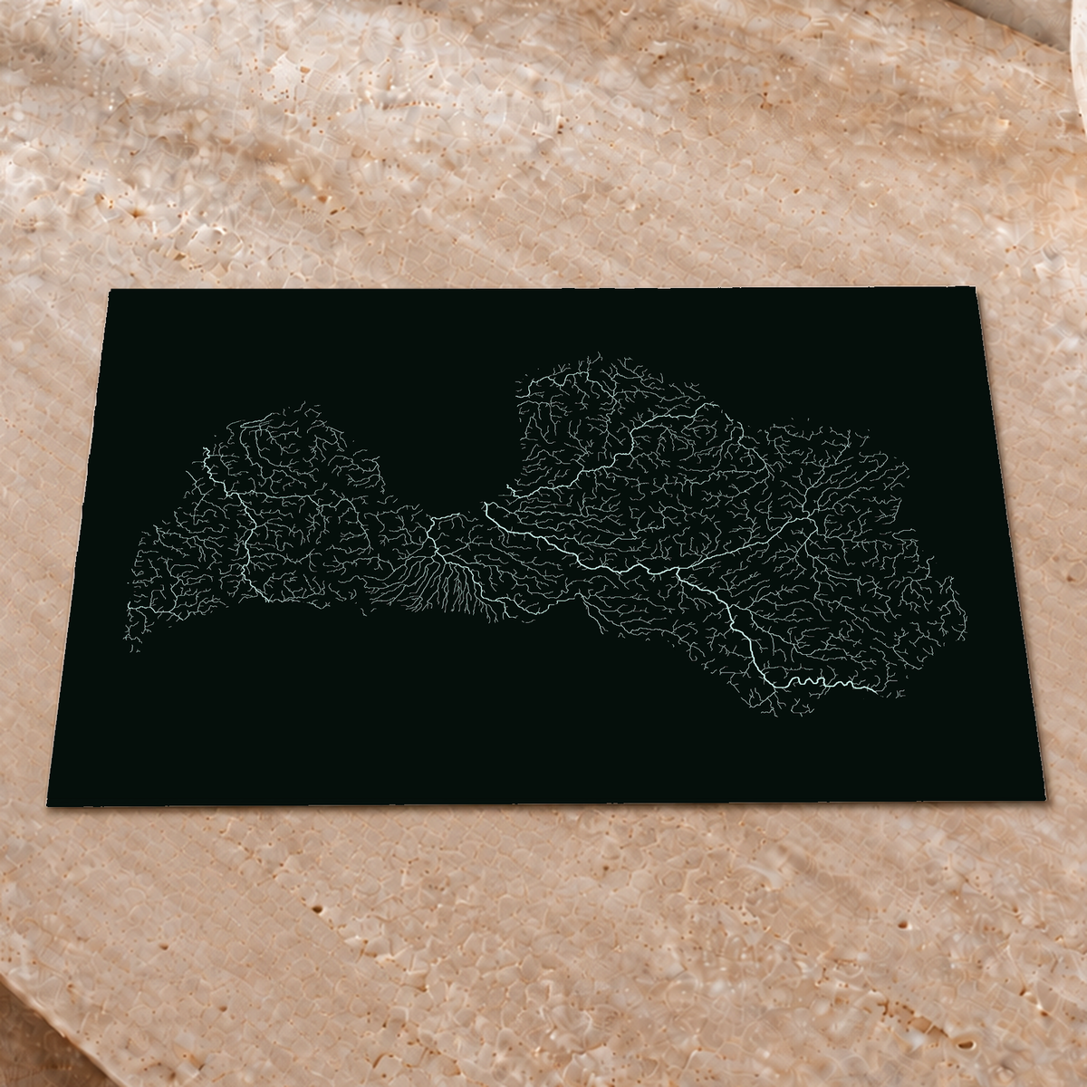 Mapa hidrográfico — Letonia, brillo monocromático, Póster fosforescente, 30 × 40 cm, en un ambiente interior premium