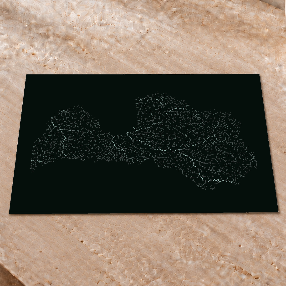 Mapa hidrográfico — Letonia, brillo monocromático, Póster fosforescente, 45 × 60 cm, en un ambiente interior premium