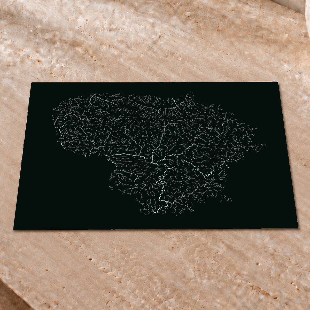 Mapa hidrográfico — Lituânia, glow, glow-poster, 30 × 40 cm, num ambiente interior premium