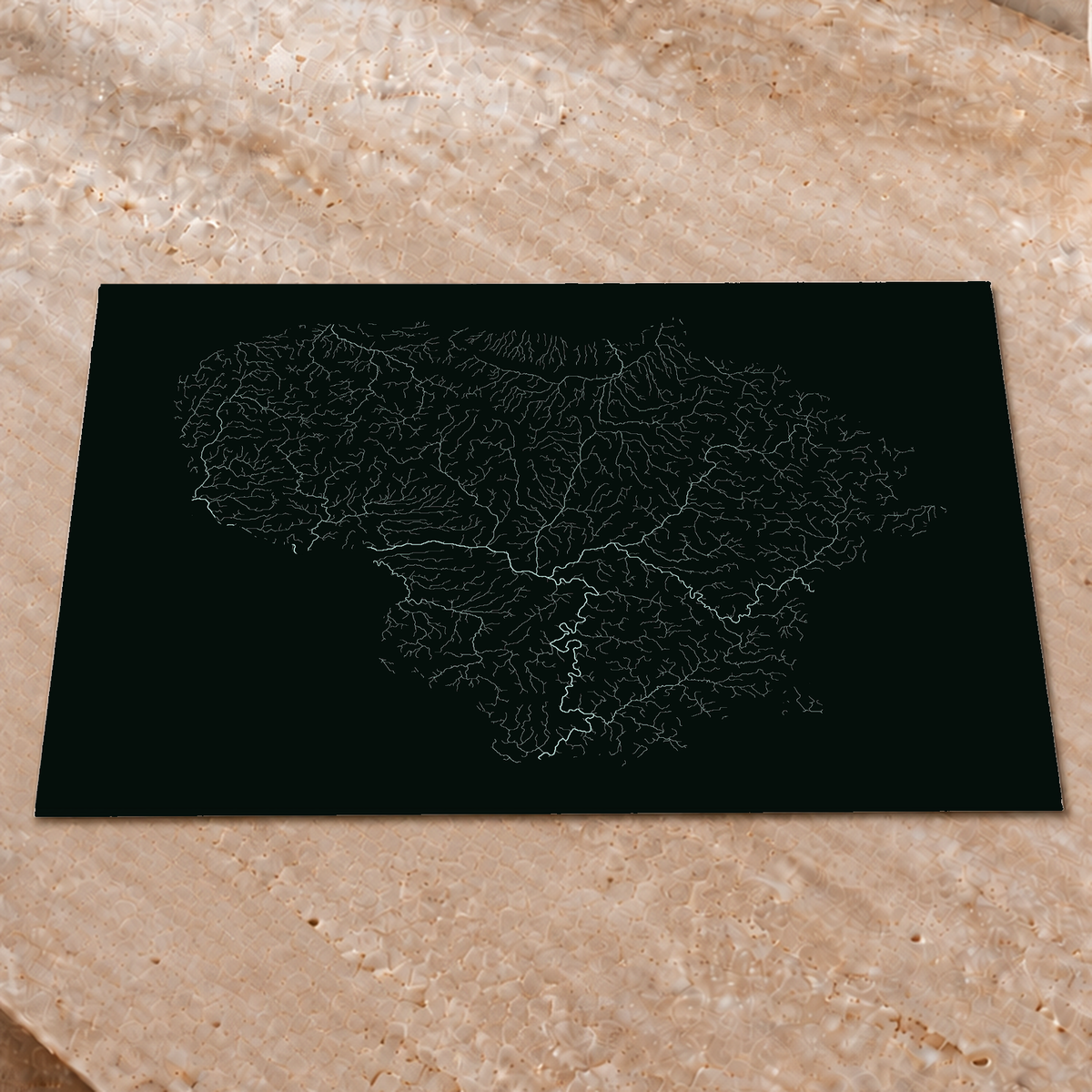 Mapa hidrográfico — Lituânia, glow, glow-poster, 45 × 60 cm, num ambiente interior premium