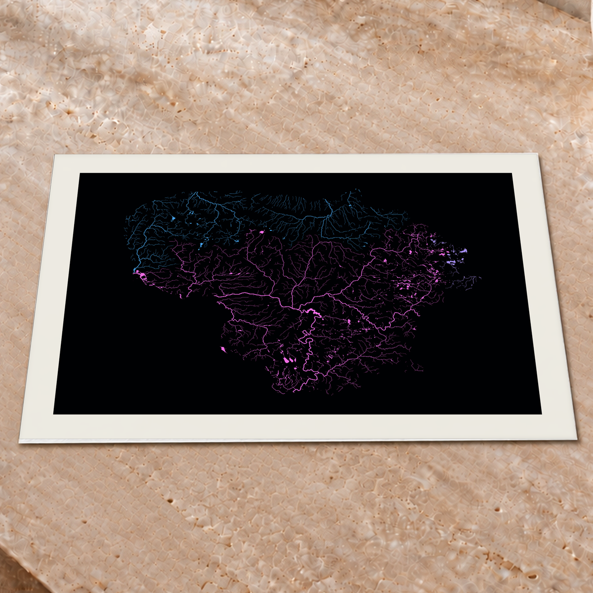 Beautiful Rivers — Lituânia — Neon hidrográfico, Impressão fine art · 45 × 60 cm, Margem branca