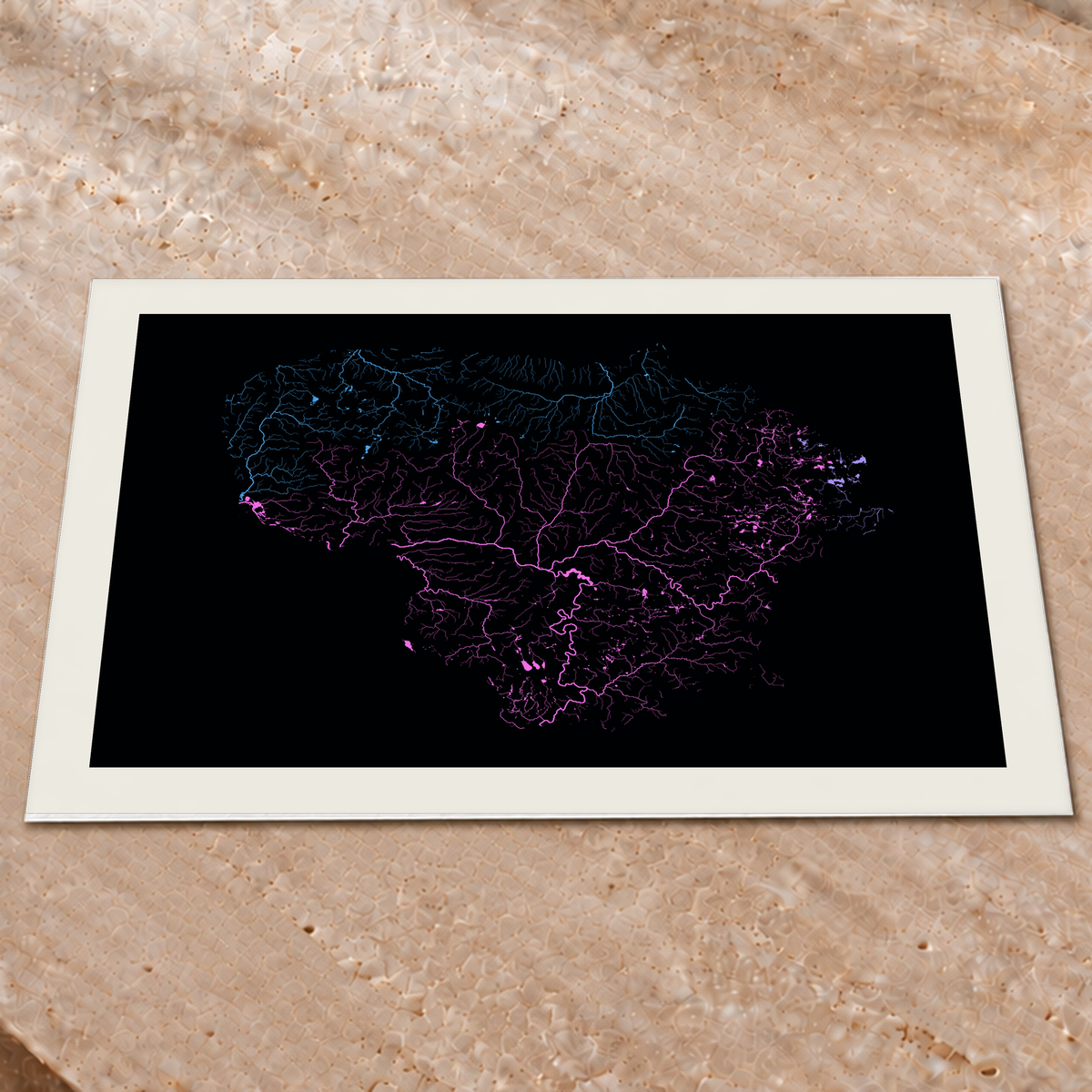 Beautiful Rivers — Lituânia — Neon hidrográfico, Impressão fine art · 60 × 80 cm, Margem branca