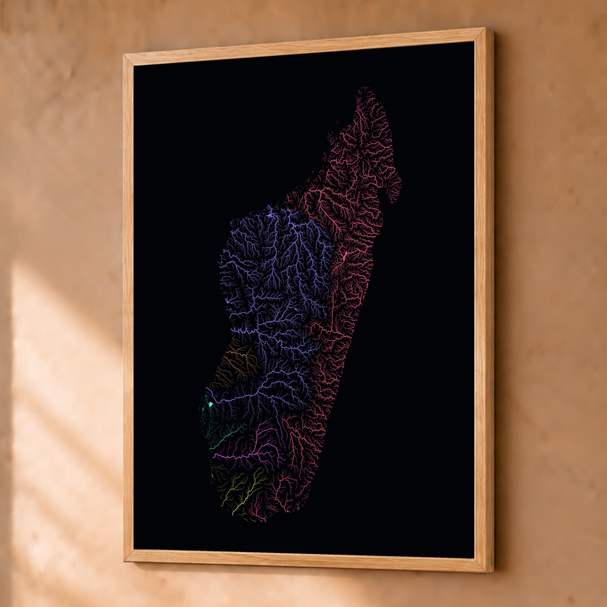 Beautiful Rivers — Madagáscar — Neon por território, Fine art emoldurado · 45 × 60 cm, Natural · Sem margem
