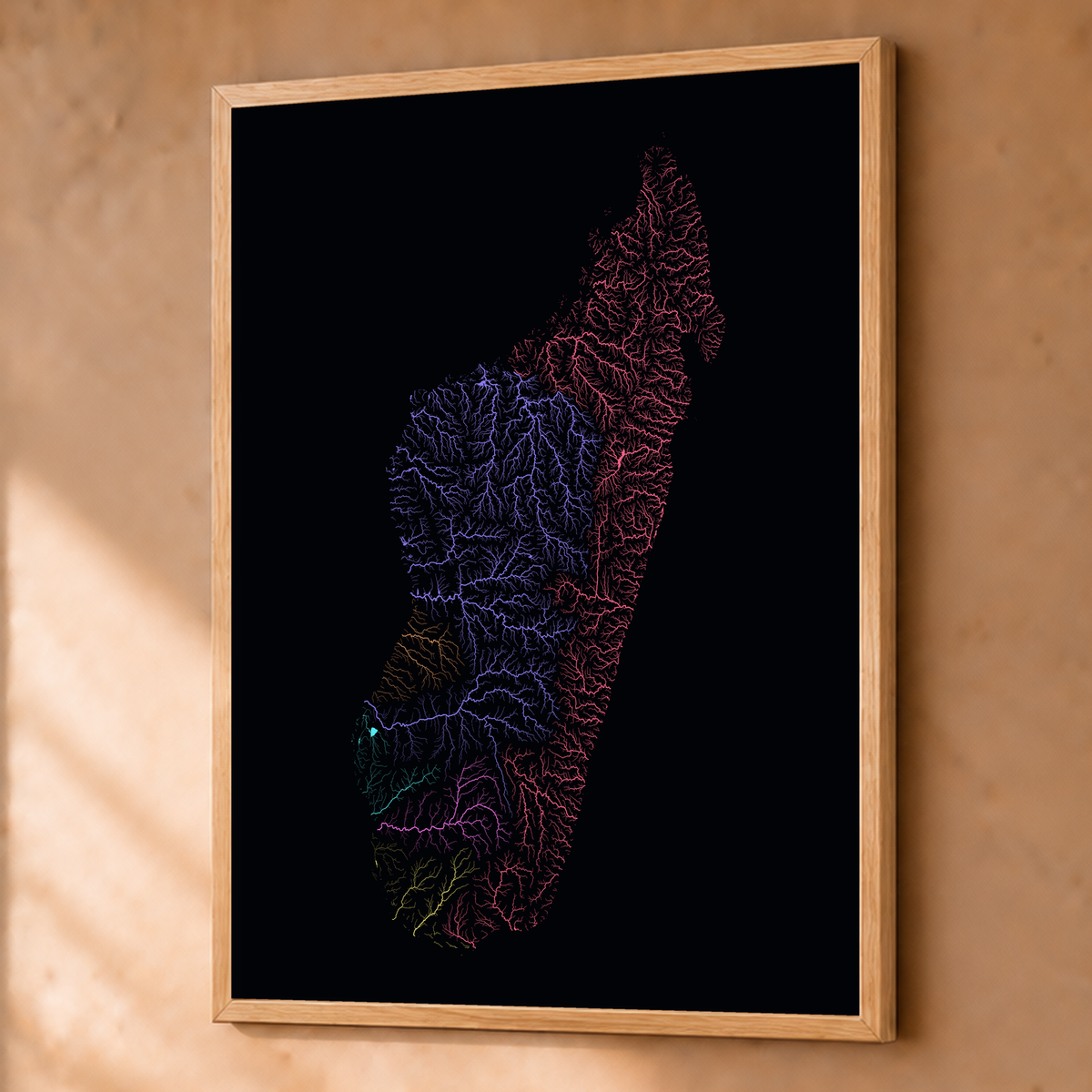 Beautiful Rivers — Madagáscar — Neon por território, Fine art emoldurado · 60 × 80 cm, Natural · Sem margem