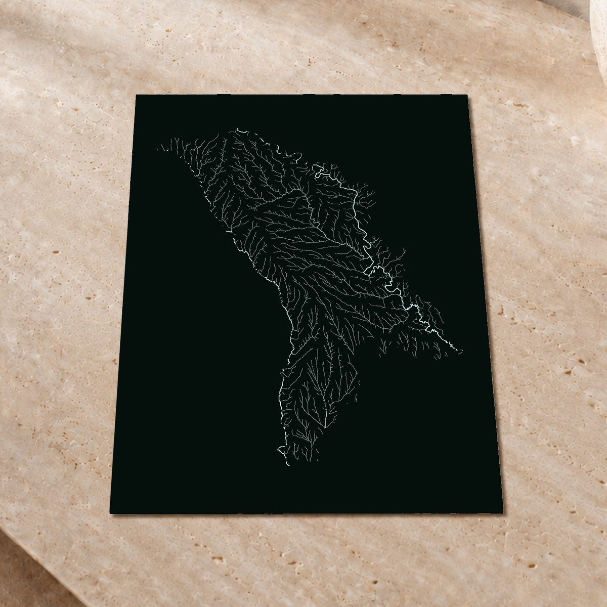 Mapa hidrográfico — Moldavia, brillo monocromático, Póster fosforescente, 30 × 40 cm, en un ambiente interior premium