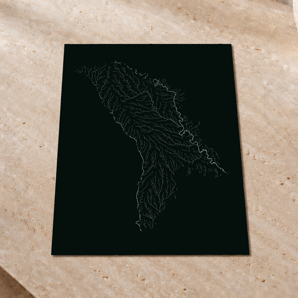 Mapa hidrográfico — Moldavia, brillo monocromático, Póster fosforescente, 45 × 60 cm, en un ambiente interior premium
