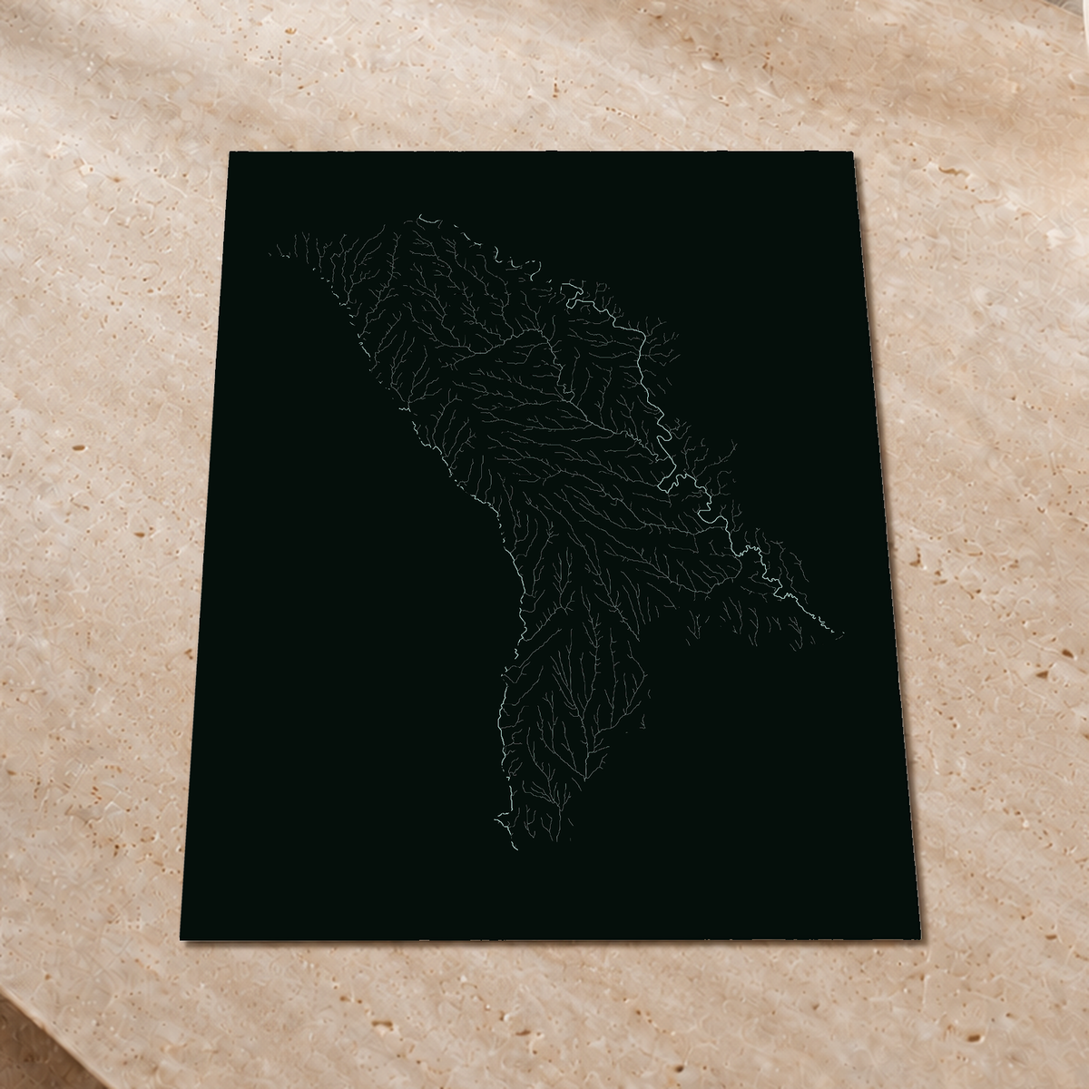 Mapa hidrográfico — Moldavia, brillo monocromático, Póster fosforescente, 60 × 80 cm, en un ambiente interior premium