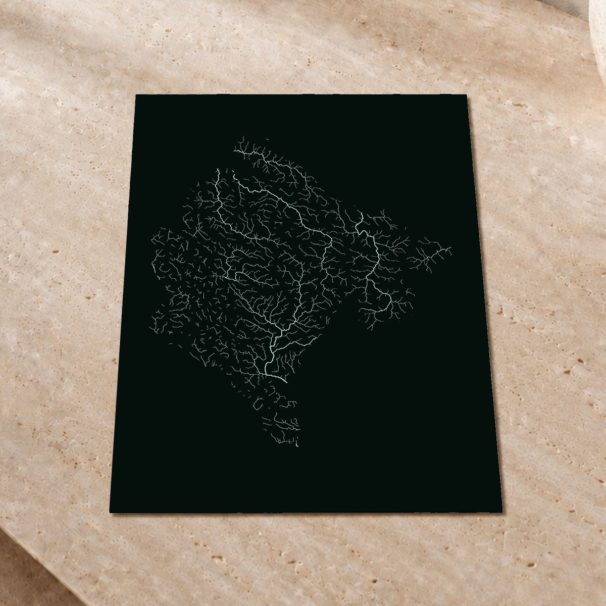 Mapa hidrográfico — Montenegro, brillo monocromático, Póster fosforescente, 30 × 40 cm, en un ambiente interior premium