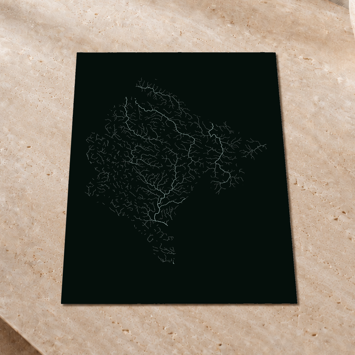 Mapa hidrográfico — Montenegro, brillo monocromático, Póster fosforescente, 45 × 60 cm, en un ambiente interior premium