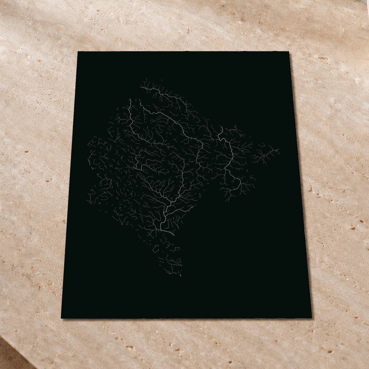 Mapa hidrográfico — Montenegro, brillo monocromático, Póster fosforescente, 60 × 80 cm, en un ambiente interior premium