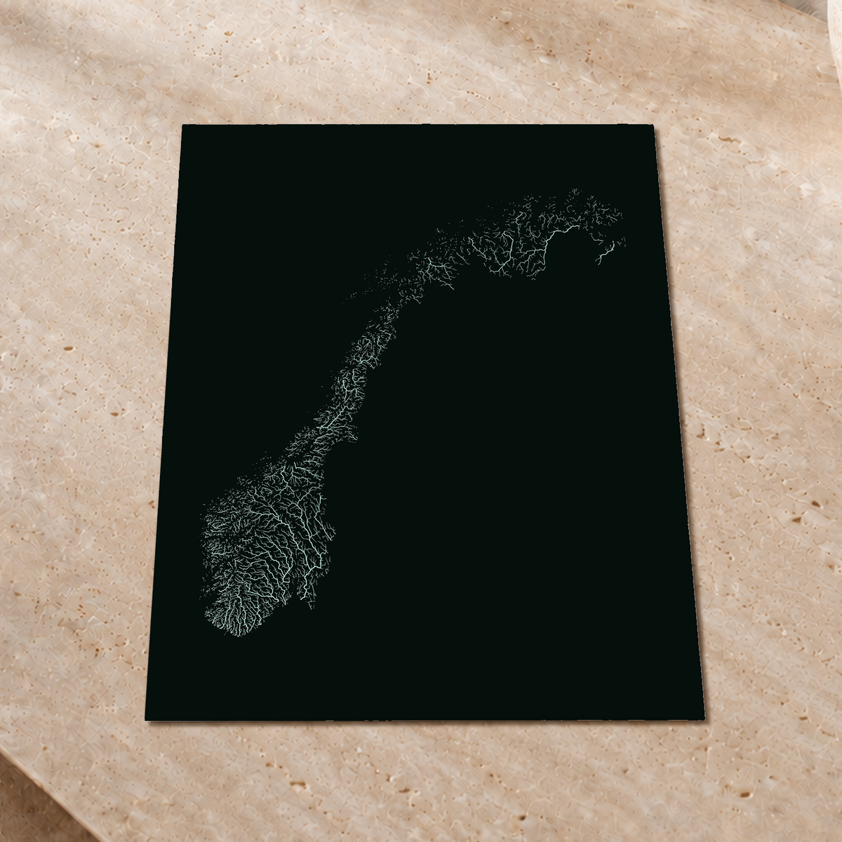 Hydrographische Karte — Norwegen, monochromes Leuchten, Nachleuchtendes Poster, 45 × 60 cm, in einem hochwertigen Interieur