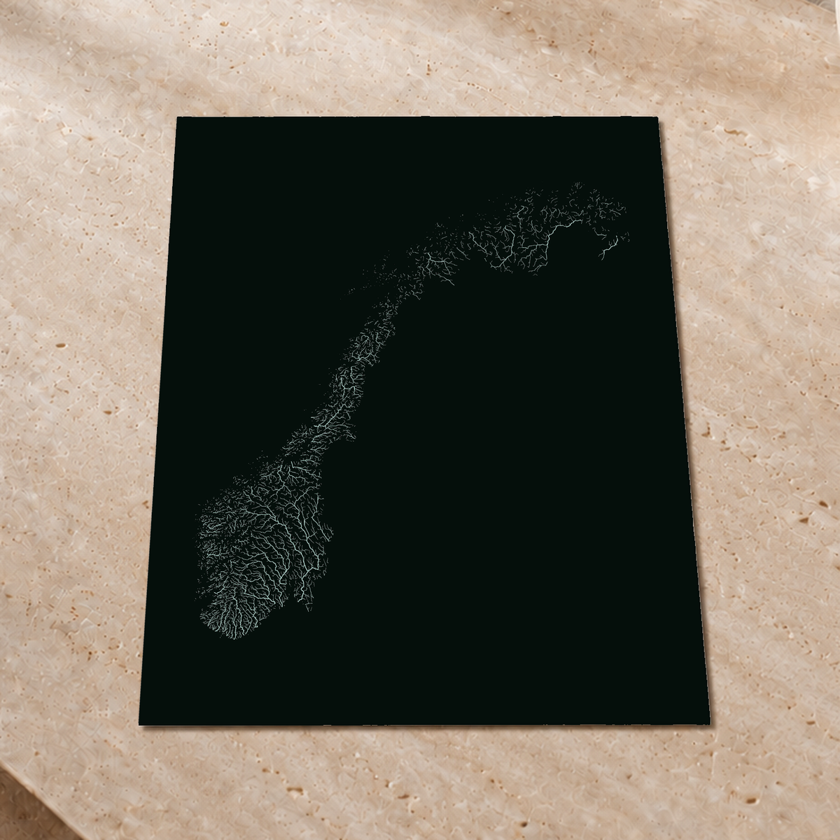 Hydrographische Karte — Norwegen, monochromes Leuchten, Nachleuchtendes Poster, 60 × 80 cm, in einem hochwertigen Interieur