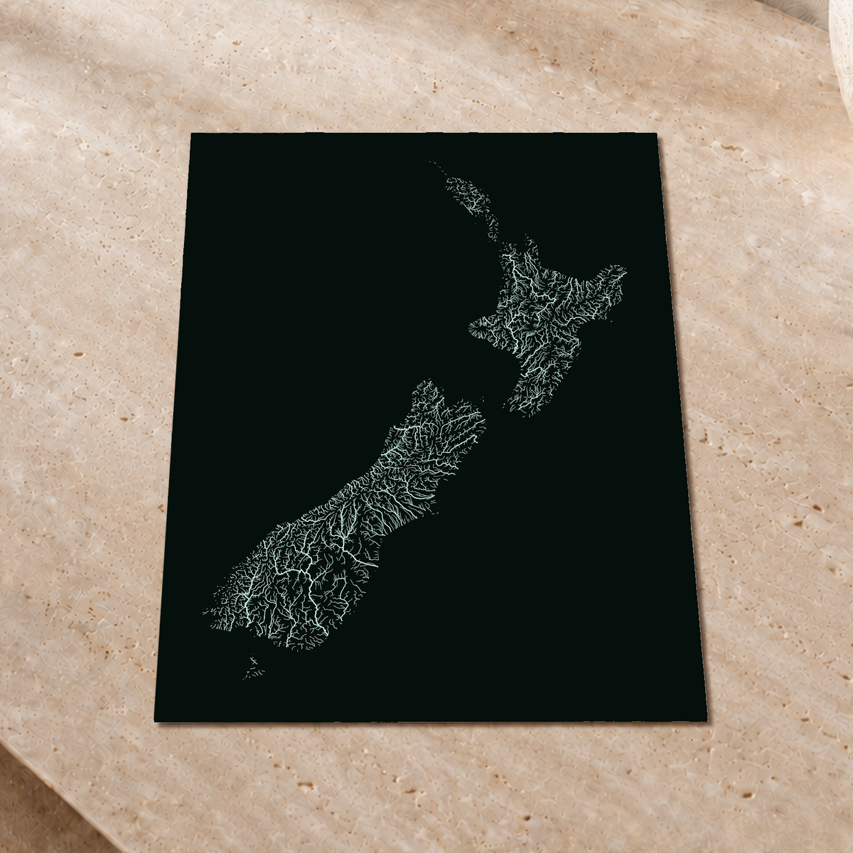 Mapa hidrográfico — Nova Zelândia, glow, glow-poster, 30 × 40 cm, num ambiente interior premium