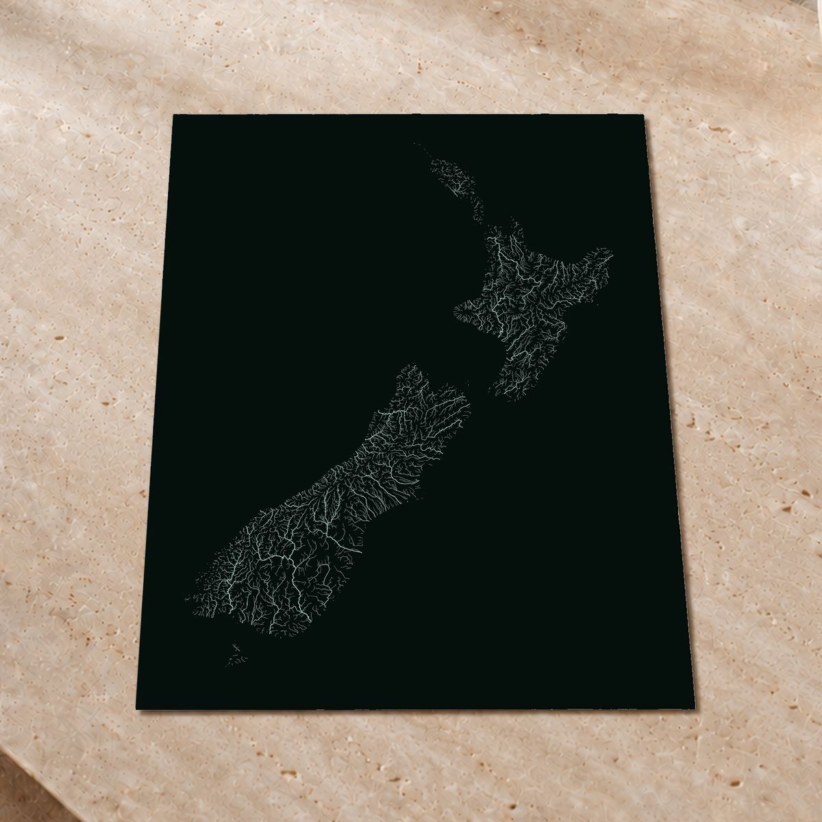 Mapa hidrográfico — Nova Zelândia, glow, glow-poster, 60 × 80 cm, num ambiente interior premium
