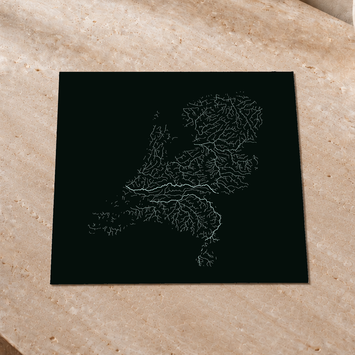 Hydrographische Karte — Niederlande, monochromes Leuchten, Nachleuchtendes Poster, 30 × 30 cm, in einem hochwertigen Interieur