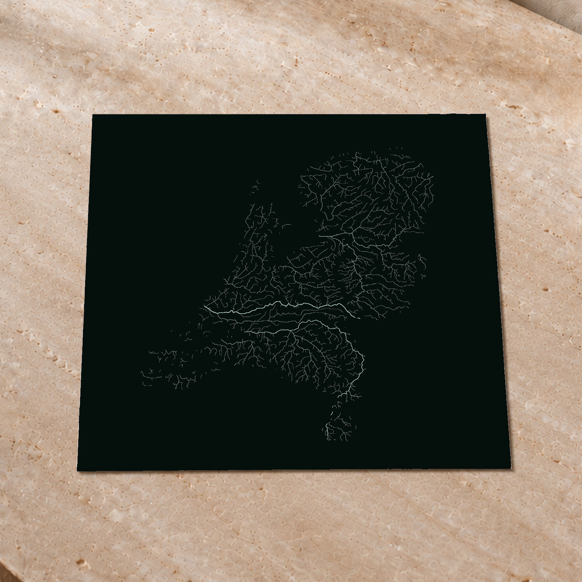 Hydrographische Karte — Niederlande, monochromes Leuchten, Nachleuchtendes Poster, 50 × 50 cm, in einem hochwertigen Interieur