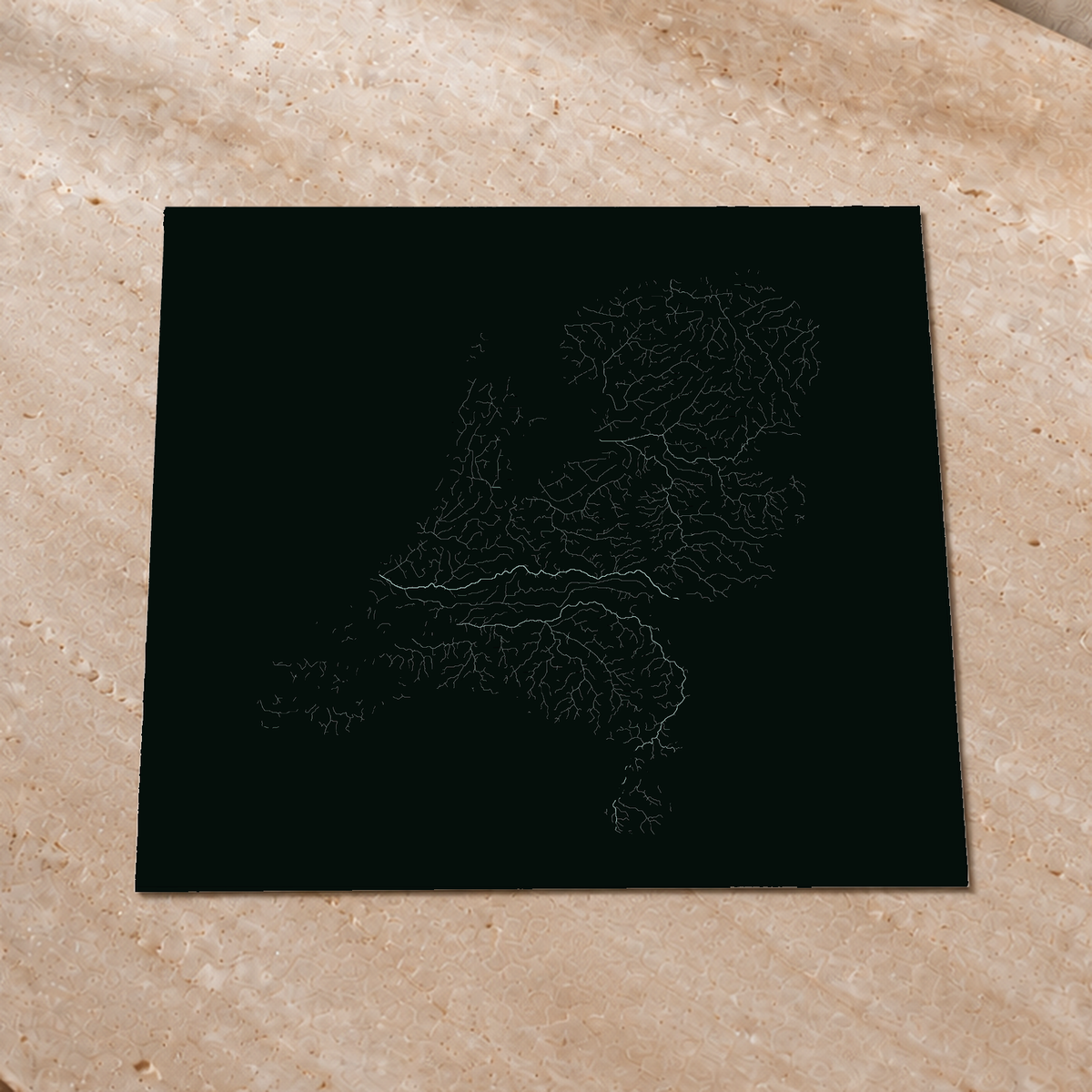Hydrographische Karte — Niederlande, monochromes Leuchten, Nachleuchtendes Poster, 76 × 76 cm, in einem hochwertigen Interieur