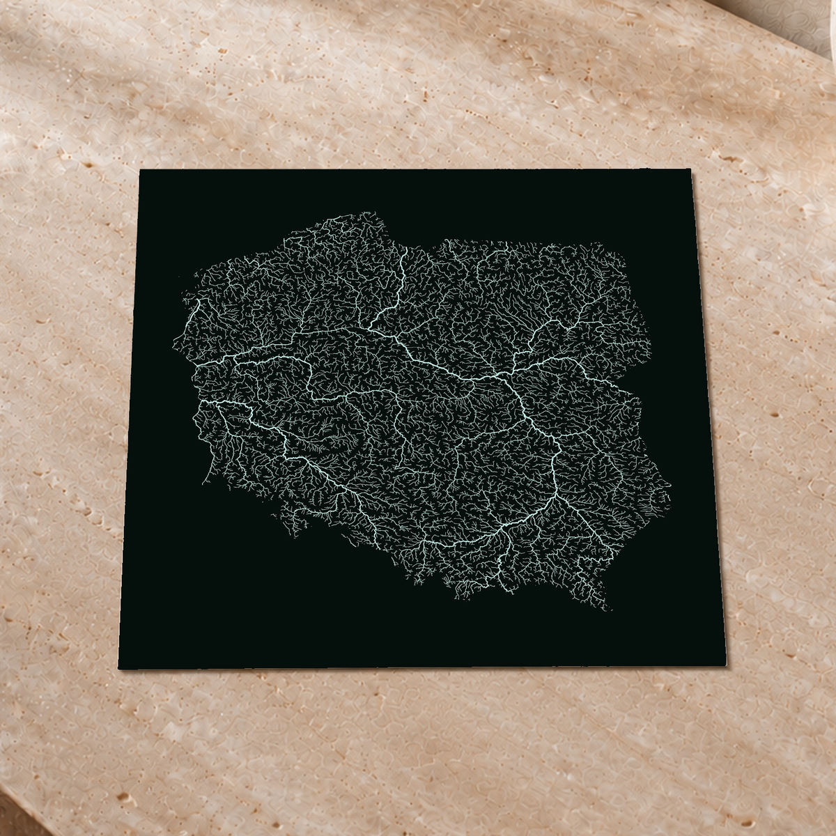 Mapa hidrográfico — Polonia, brillo monocromático, Póster fosforescente, 30 × 30 cm, en un ambiente interior premium