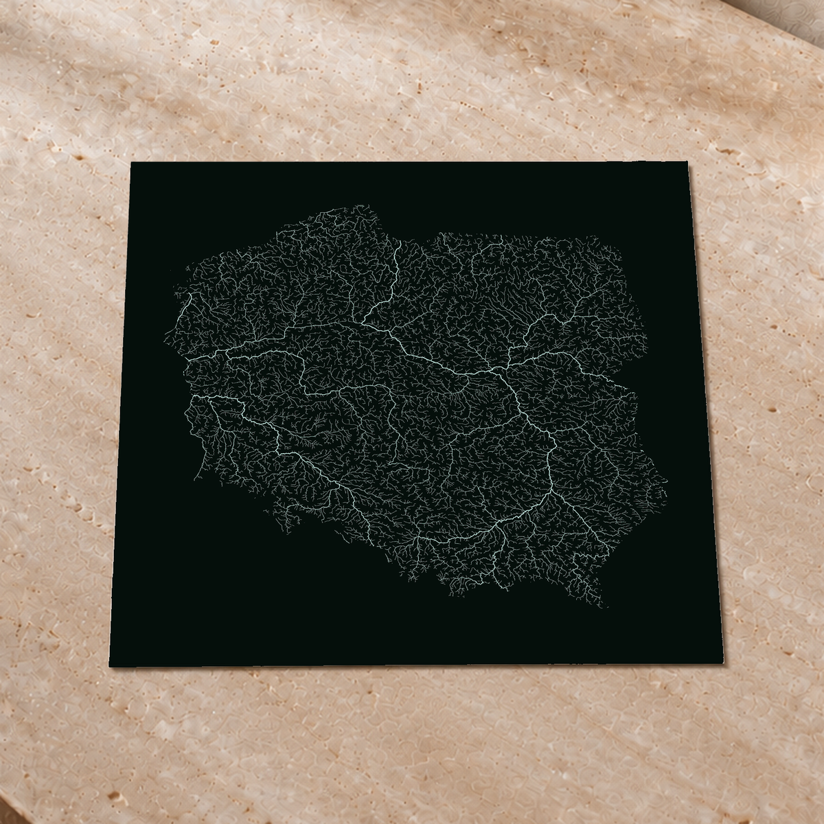 Mapa hidrográfico — Polonia, brillo monocromático, Póster fosforescente, 50 × 50 cm, en un ambiente interior premium