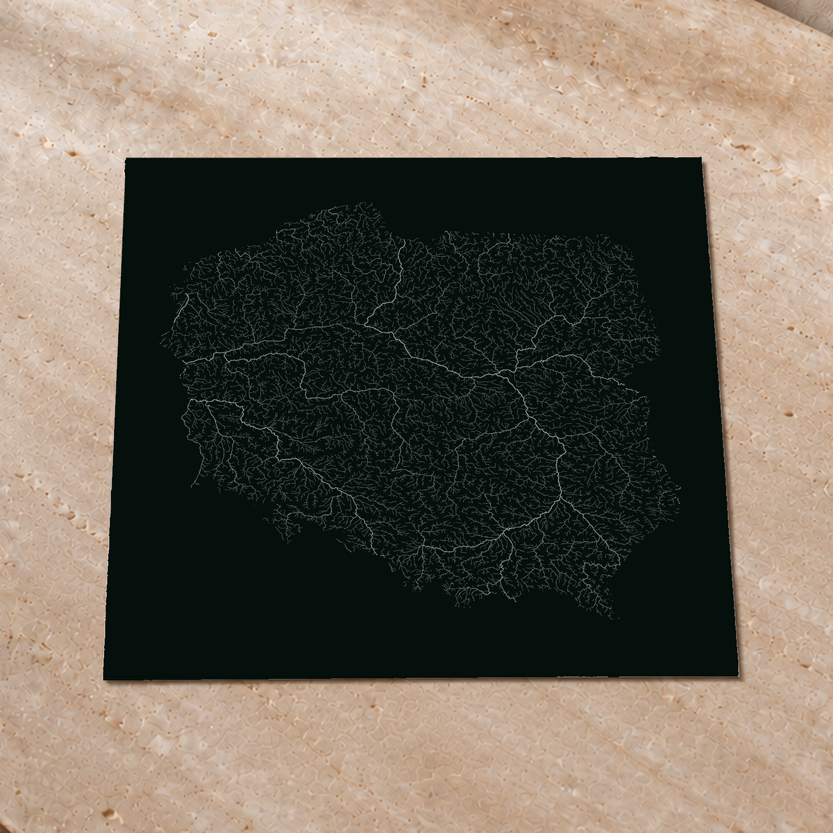 Mapa hidrográfico — Polonia, brillo monocromático, Póster fosforescente, 76 × 76 cm, en un ambiente interior premium